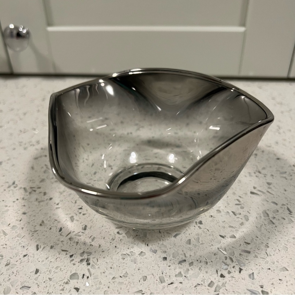 Vintage 1950s DOROTHY THORPE Silver Fade Rounded Glass Triangle Bowls 5" x 3"